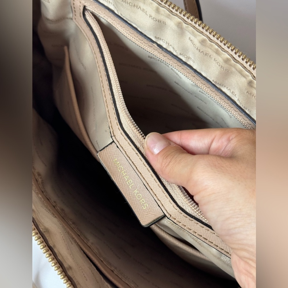Michael Kors Jet Set Travel Large Tote Oyster Beige Saffiano Leather Top Zip Bag - Picture 10 of 15